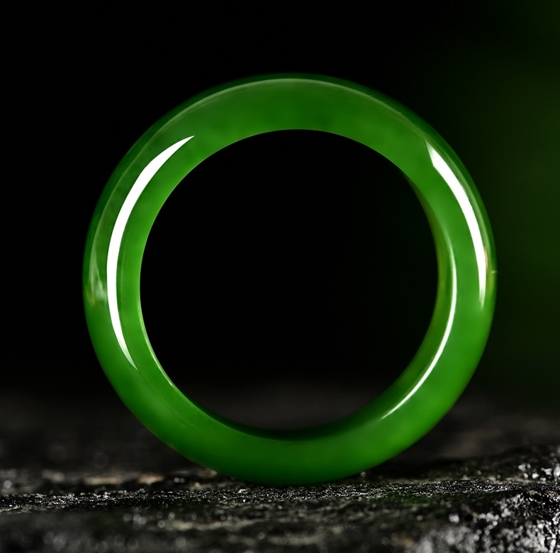 มุมมองเพิ่มเติมของสินค้า Oแหวนหยกแท้ หยกพม่า Jadeite Type A พม่า ( รับประกันหยกพม่าแท้ตลอดชีพ ) | แหวนหยก สีขาว  | แหวนหยกสีเขียว | พร้อมกล่อง