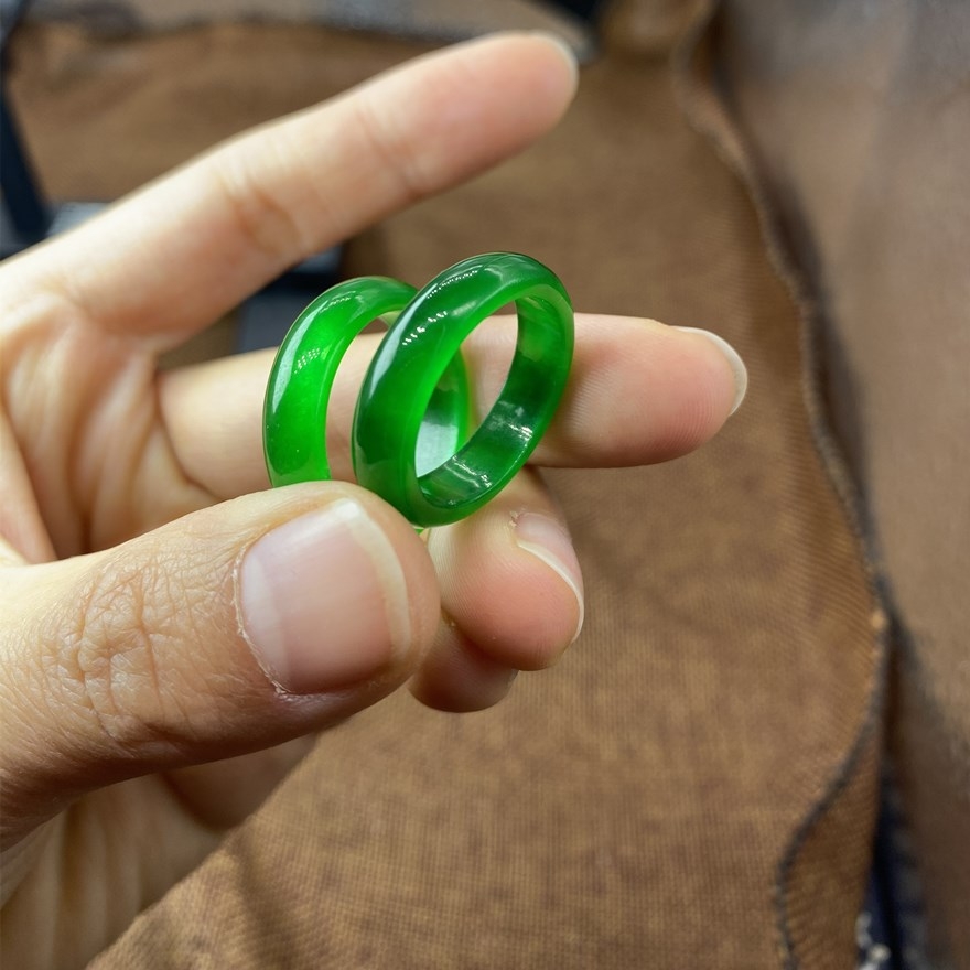 มุมมองเพิ่มเติมของสินค้า Oแหวนหยกแท้ หยกพม่า Jadeite Type A พม่า ( รับประกันหยกพม่าแท้ตลอดชีพ ) | แหวนหยก สีขาว  | แหวนหยกสีเขียว | พร้อมกล่อง