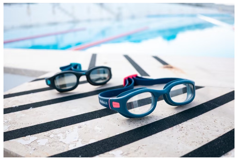 ภาพประกอบคำอธิบาย แว่นตาว่ายน้ำผู้ใหญ่ แว่นตาว่ายน้ำ แว่นว่ายน้ำ ชนิดเลนส์ Smoke SOFT 100 นวัตกรรม ป้องกันการเกิดฝ้า ปรับขนาดได้ด้วยสายรัด ป้องกันแสง UV