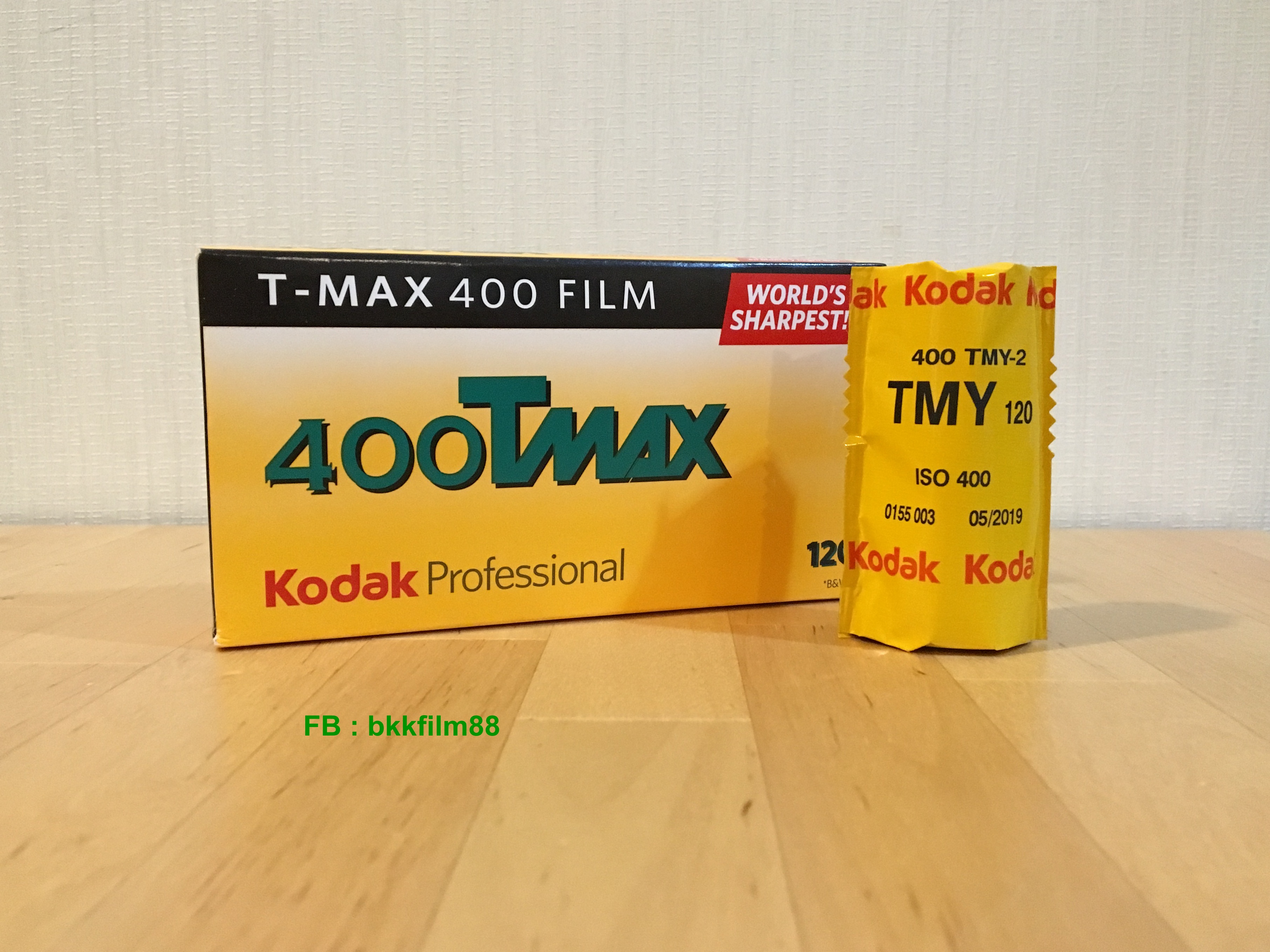 ลองดูภาพสินค้า ฟิล์มขาวดำ 120 Kodak T-Max 400 Professional 120 Black and White Film 400Tmax ฟิล์มถ่ายรูป Tmax