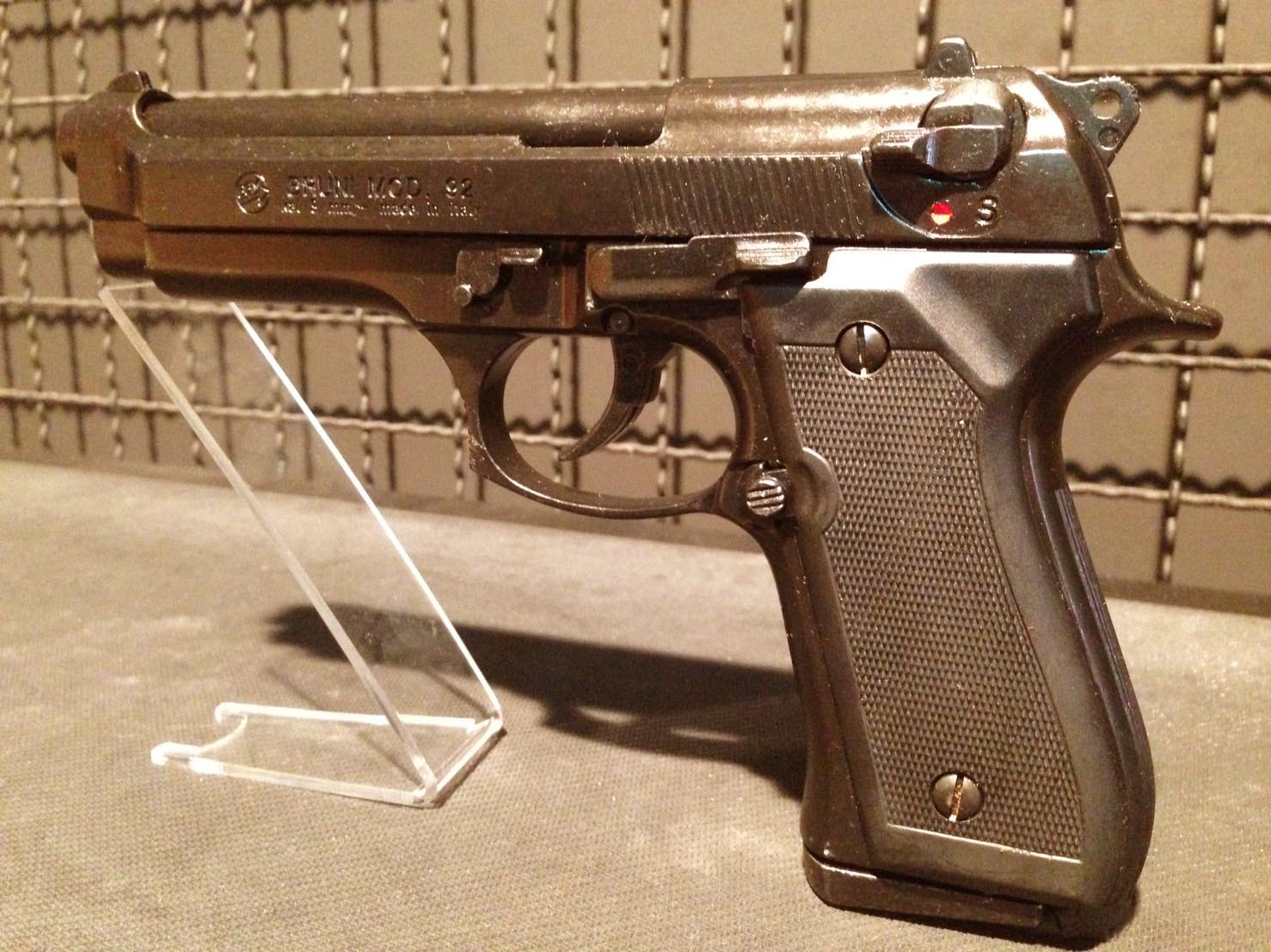 รูปภาพของ Blank แบลงค์กัน M92 fs ปืนสุดคลาสสิคยุค 90 หรือที่เรียกขานกันว่า ปืนพระเอก ต้นตำรับจากอิตาลี สีรมดำด้าน สวย ดุ ดิบ คลาสสิค Made in Italy