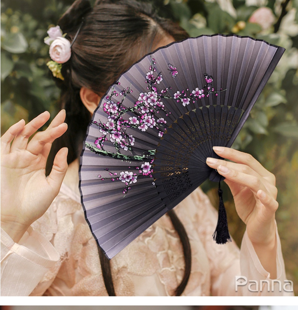 เกี่ยวกับ Bamboo Flower Fan Molor Vintage Hand Fan 7 Inch Folding Fan Chinese Style Female Cheongsam Props Cloth Gift Decoration Wedding Folding Fan Party Home Hand Folding Fan Drawing Print Fan S Fan