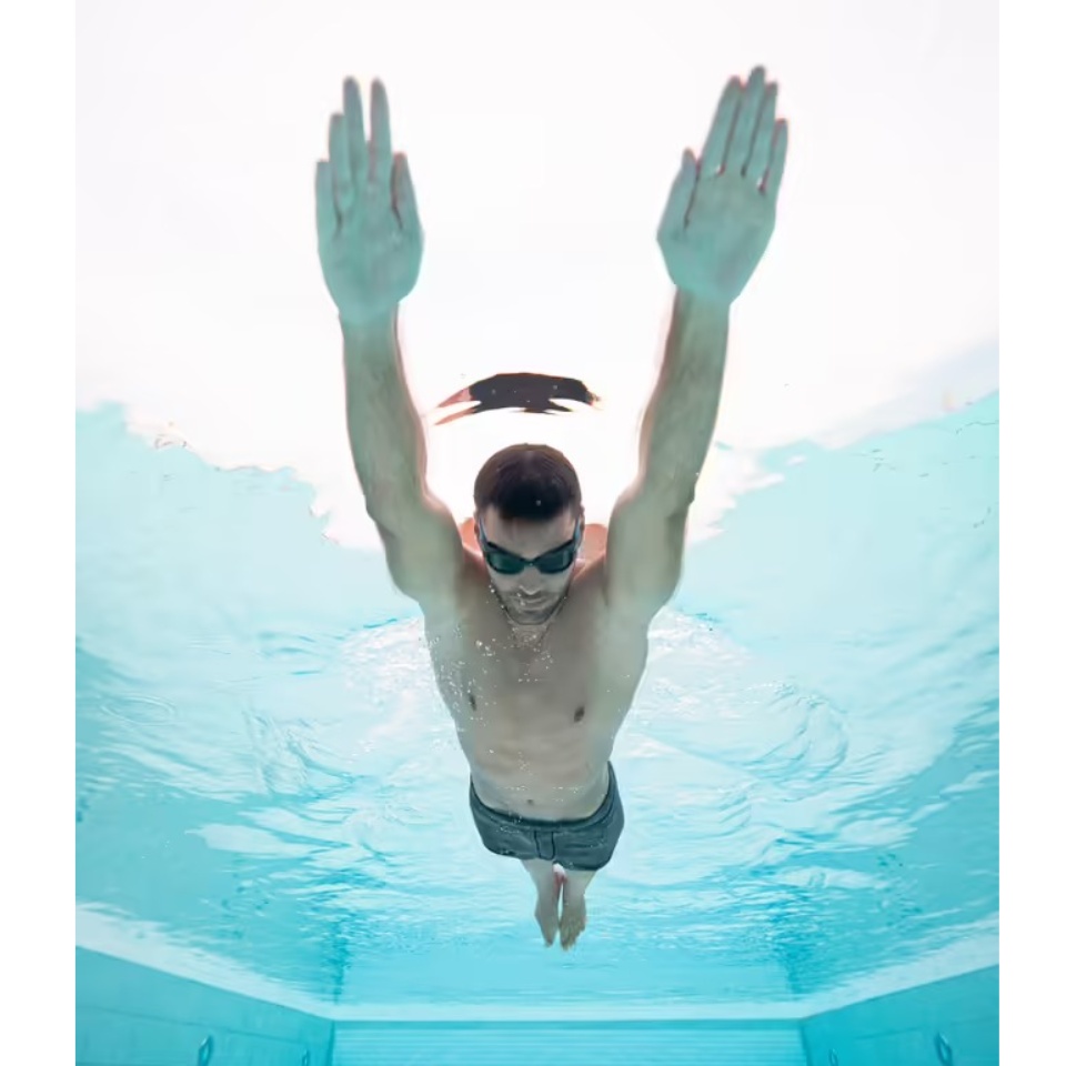 เกี่ยวกับ แว่นตาว่ายน้ำผู้ใหญ่ แว่นตาว่ายน้ำ แว่นว่ายน้ำ ชนิดเลนส์ Smoke SOFT 100 นวัตกรรม ป้องกันการเกิดฝ้า ปรับขนาดได้ด้วยสายรัด ป้องกันแสง UV